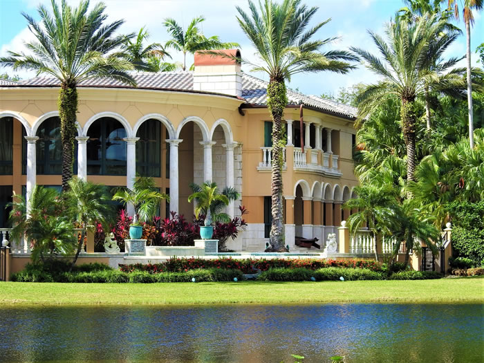 Luxury Lakefront Homes For Sale in Winderemere, FL